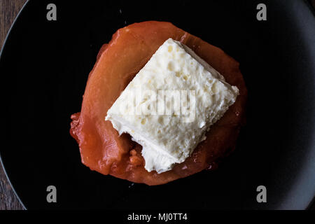 Avya tatlisi est un dessert de la cuisine turque qui est fait avec le coing Banque D'Images