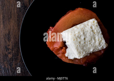 Avya tatlisi est un dessert de la cuisine turque qui est fait avec le coing Banque D'Images