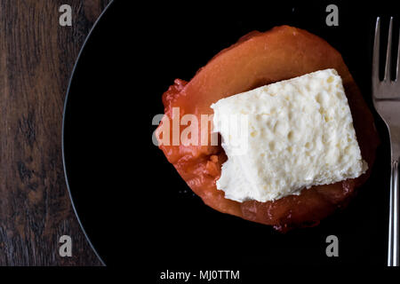 Avya tatlisi est un dessert de la cuisine turque qui est fait avec le coing Banque D'Images