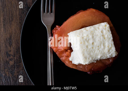 Avya tatlisi est un dessert de la cuisine turque qui est fait avec le coing Banque D'Images