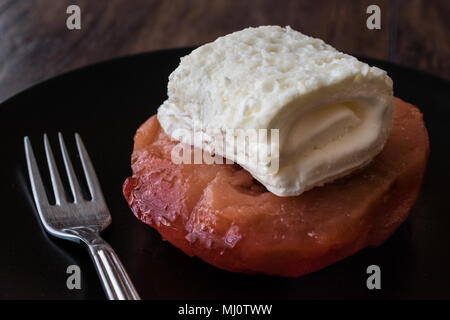 Avya tatlisi est un dessert de la cuisine turque qui est fait avec le coing Banque D'Images