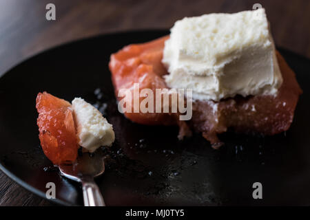 Avya tatlisi est un dessert de la cuisine turque qui est fait avec le coing Banque D'Images