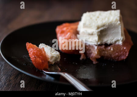 Avya tatlisi est un dessert de la cuisine turque qui est fait avec le coing Banque D'Images