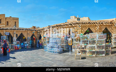 DOHA, QATAR - 13 février 2018 : vue panoramique de la place de marché d'oiseaux Souq Waqif, entourée d'arcades de pierre, les bâtiments historiques sur F Banque D'Images