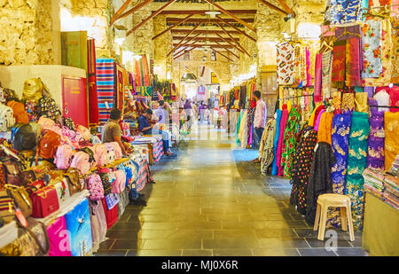 DOHA, QATAR - 13 février 2018 : les ruelles de Souq Waqif sont idéales pour faire du shopping dans les traditions arabe, les magasins locaux offrent une vaste gamme de goo Banque D'Images