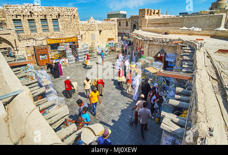 DOHA, QATAR - février 13, 2018 : La vue depuis le toit de l'activité quotidienne dans les oiseaux de marché restauré Souq Waqif, le 13 février à Doha Banque D'Images