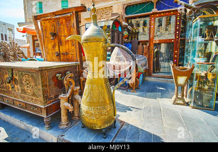 Les magasins d'antiquités de Souq Waqif vintage offrent des meubles en bois, objets métalliques, Arabian lights, différentes pièces pour la décoration de l'intérieur, Doha, Qatar. Banque D'Images