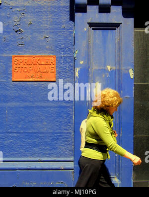 Le clapet d'arrêt d'arrosage à l'intérieur de signer orange sur fond bleu bâtiment Banque D'Images