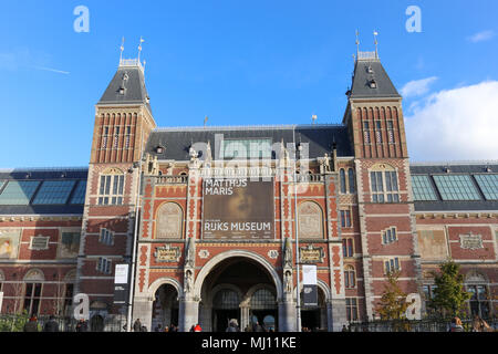 Façade extérieure du Rijksmuseum avec fond de ciel bleu - Museumstraat, Amsterdam, Pays-Bas. Un musée national d'art et d'histoire. Banque D'Images