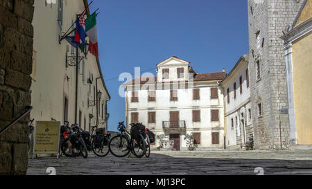Le centre de l'Istrie, Croatie, avril 2018 - Vélos garés à Andrea Antico Place de la vieille ville de Motovun en face de la boutique ticket touristique Banque D'Images