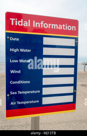 L'information sur les marées vierge signe sur le front de mer de Blackpool Banque D'Images