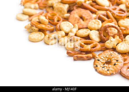 Craquelins salés mixtes et les bretzels isolé sur fond blanc. Banque D'Images