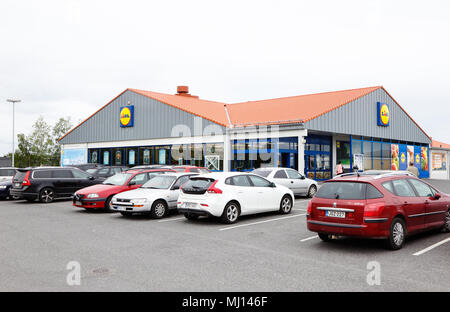 Tornio, Finlande - le 9 juillet 2015 : Lidl supermarché avec des voitures garées en face de l'immeuble. Banque D'Images