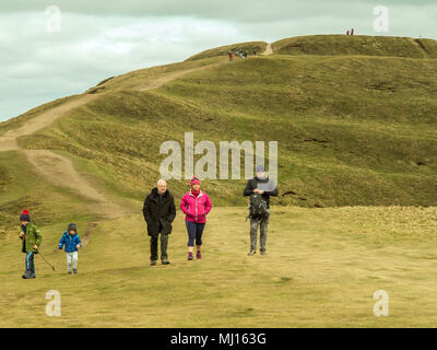 Hommes Femmes Enfants et familles balades et randonnées dans la campagne le long de la crête des collines de Malvern Worcestershire England UK Banque D'Images
