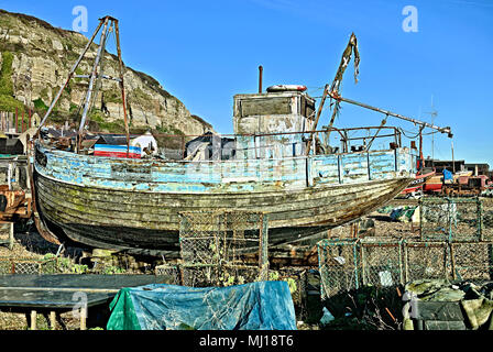 Un chalutier en ruines avec de la peinture et de la rouille sur la plage à Hastings, East Sussex, Angleterre. Banque D'Images