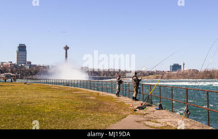 Les pêcheurs sont la pêche dans la rivière Niagara près de Horseshoe Fall, Ontario, Canada Banque D'Images