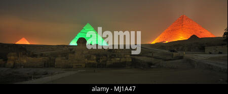 Le Caire, Égypte -- Les grandes pyramides de Gizeh la nuit dans des couleurs vives. Photographie par Barry Iverson Banque D'Images