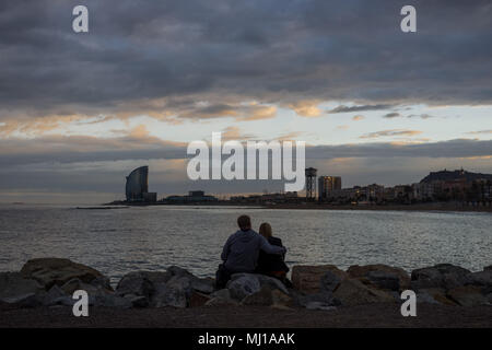 Couple à la plage de Barceloneta à Barcelone, Catalogne, Espagne. Banque D'Images