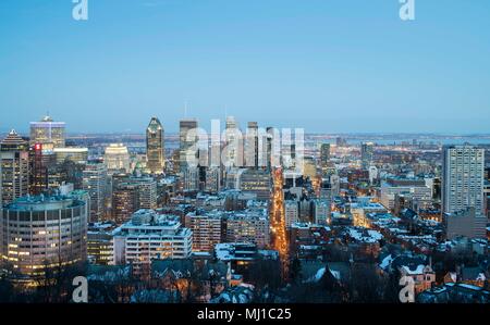 Vue sur le centre-ville de Montréal, au crépuscule, photographié depuis le sommet du Mont Royal, à Montréal, Canada Banque D'Images