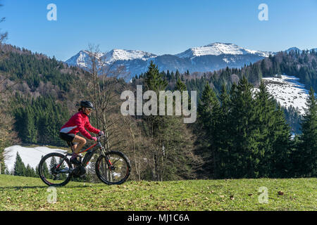 Senior woman vtt au printemps dans les Alpes Allemandes, Allgaeu Banque D'Images