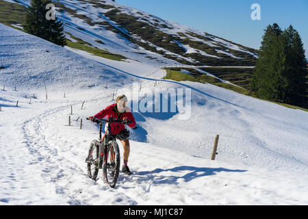 Senior woman vtt au printemps dans les Alpes Allemandes, Allgaeu Banque D'Images