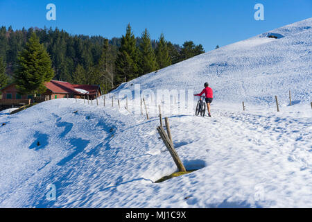 Senior woman vtt au printemps dans les Alpes Allemandes, Allgaeu Banque D'Images
