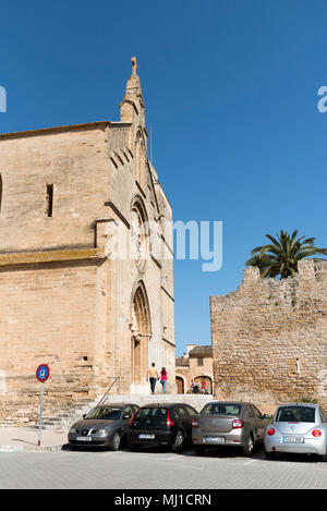 Alcudia, Mallorca, Espagne. En 2018. L'église paroissiale de Sant Jaume en style néo-gothique qui date de 1893 dans le centre d'Alcudia. Banque D'Images