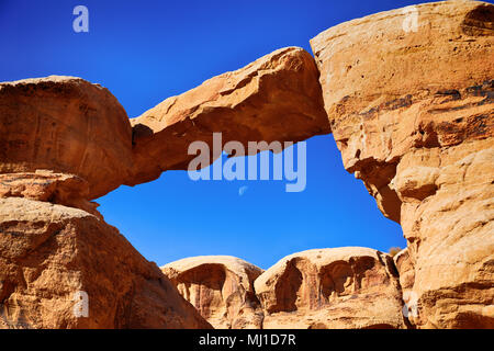 Rock Bridge dans le Wadi Rum (Jordanie) Banque D'Images