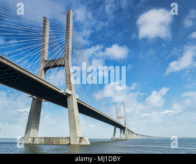 Pont Vasco da Gama, le 17km pont à haubans qui enjambe le fleuve Tage près de Lisbonne, Portugal. Banque D'Images