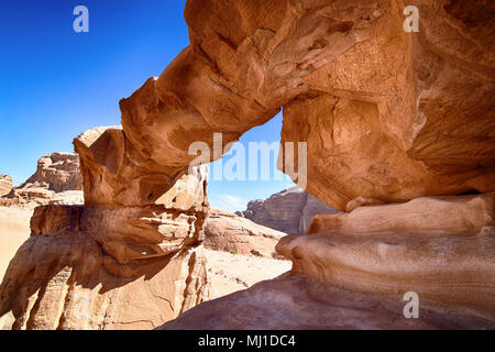 Rock Bridge dans le Wadi Rum (Jordanie) Banque D'Images