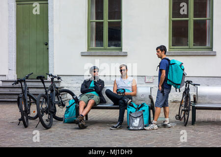 Location de messageries - travailler pour Deliveroo, en compagnie de la livraison de nourriture en ligne - faire une pause dans le centre-ville Banque D'Images