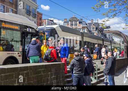 Les touristes en attente de bus de De Lijn à l'arrêt de bus dans la zone sans voiture dans le centre-ville historique de Gand, Flandre orientale, Belgique Banque D'Images