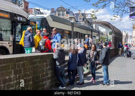 Les touristes en attente de bus de De Lijn à l'arrêt de bus dans la zone sans voiture dans le centre-ville historique de Gand, Flandre orientale, Belgique Banque D'Images