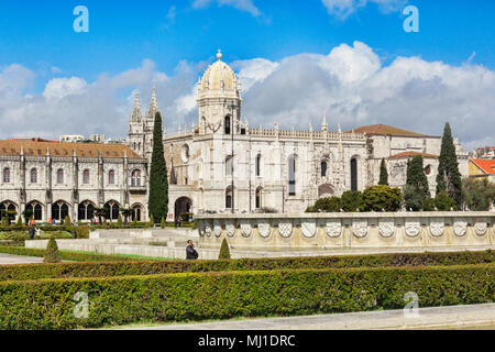 5 mars 2018 : Lisbonne, Portugal - touristes profitant du soleil au début du printemps au Monastère de Jeronimos, Belem. Banque D'Images