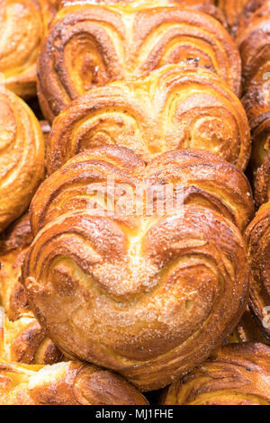 La pâtisserie fraîche sous forme de coeurs. De délicieux petits pains frais. Banque D'Images