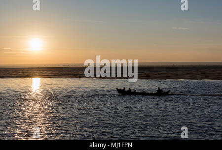 Bateau de pêche sur la rivière Irrawaddy au lever du soleil, le Myanmar (Birmanie) Banque D'Images