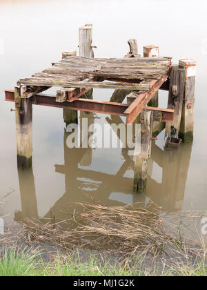Close up vieux ponton en bois et métal ; l'architecture de l'eau ; l'Essex, Angleterre, Royaume-Uni Banque D'Images