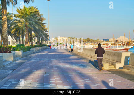 Le matin porteur profiter de leur formation en promenade en bord de Doha, destination très populaire pour l'activité sportive, au Qatar. Banque D'Images