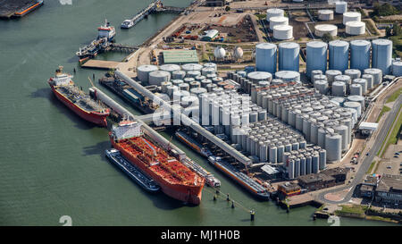 Vue aérienne des pétroliers amarrés à un silo de stockage d'huile port terminal. Banque D'Images