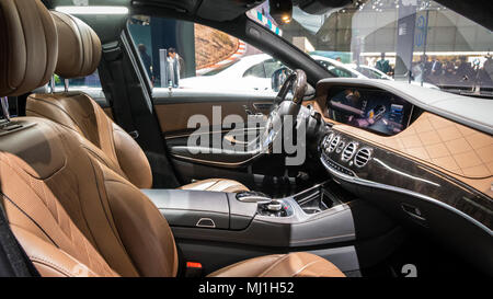 Genève, SUISSE - Le 7 mars 2018 : nouvelle Mercedes Benz Classe S 2018 voiture hybride intérieur à la 88e Salon International de l'Automobile de Genève. Banque D'Images