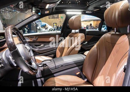 Genève, SUISSE - Le 7 mars 2018 : nouvelle Mercedes Benz Classe S 2018 voiture hybride intérieur à la 88e Salon International de l'Automobile de Genève. Banque D'Images