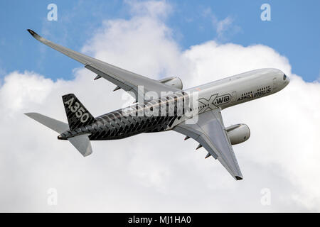 BERLIN - Apr 27, 2018 : nouveaux Airbus A350 XWB avion du passager d'effectuer à l'ILA Berlin Air Show. Banque D'Images