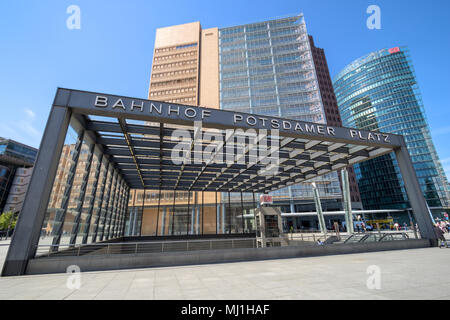 BERLIN - Apr 28, 2018 : les tours d'entrée et de la gare de la Potsdamer Platz. L'une des principale place publique et dans l'intersection de la circulation Banque D'Images