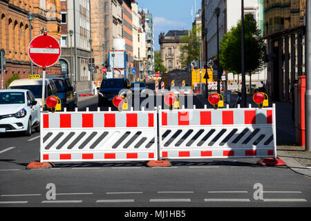 Route fermée par barrière pendant les travaux de construction dans la ville de Berlin, Allemagne Banque D'Images