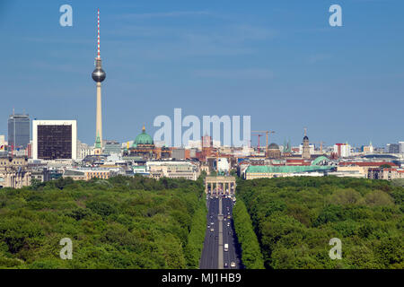 Vue sur Berlin avec c'est la tour de télévision et la porte de Brandebourg Berlin de la colonne de la victoire. Banque D'Images