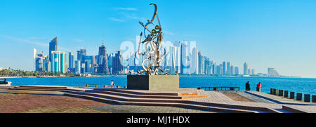 DOHA, QATAR - 13 février 2018 : Panorama de remblai Corniche avec la calligraphie sculpture de Sabah Arbilli au milieu et Al Dafna district sur b Banque D'Images