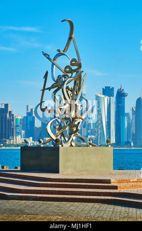 DOHA, QATAR - février 13, 2018 : La promenade de la Corniche est décorée de sculptures de calligraphie de Sabah, Arbilli fondée sur poème du fondateur de Qata Banque D'Images