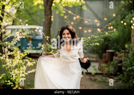 Portrait plein air de belle jeune fille brune. Banque D'Images