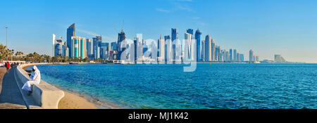 DOHA, QATAR - 13 février 2018 : Panorama des gratte-ciel de West Bay avec la promenade de la Corniche, s'étend le long de la rive du golfe Persique, sur Februar Banque D'Images