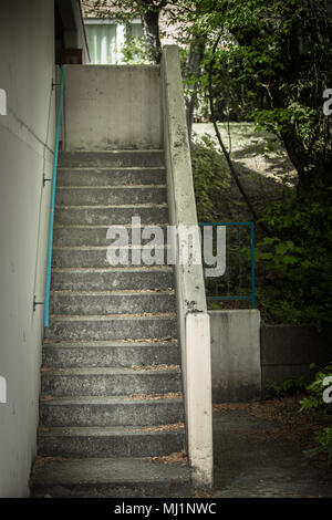 Des escaliers à l'abandon d'une maison de l'espace de stationnement Banque D'Images